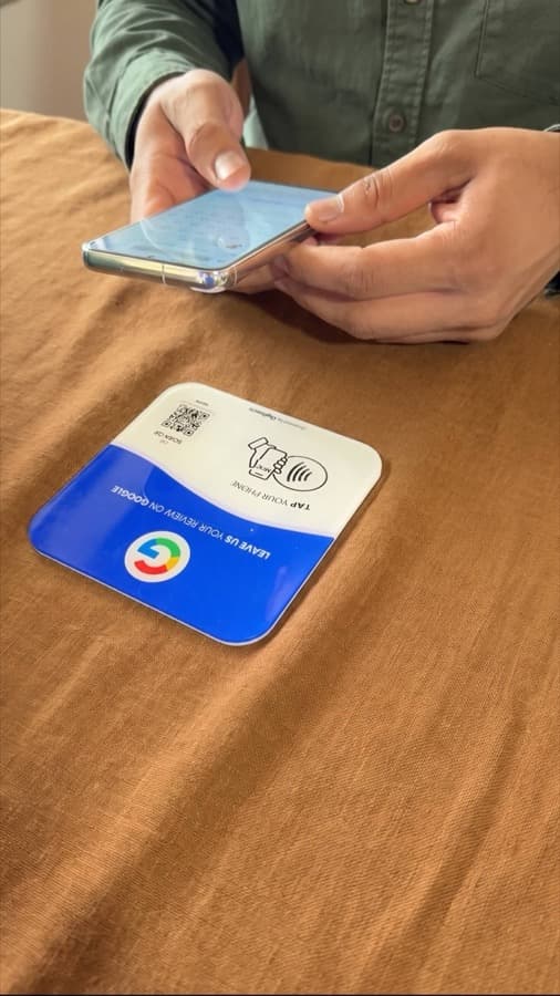 Een Google-reviewkaart op de toonbank, getapt met een telefoon (5)