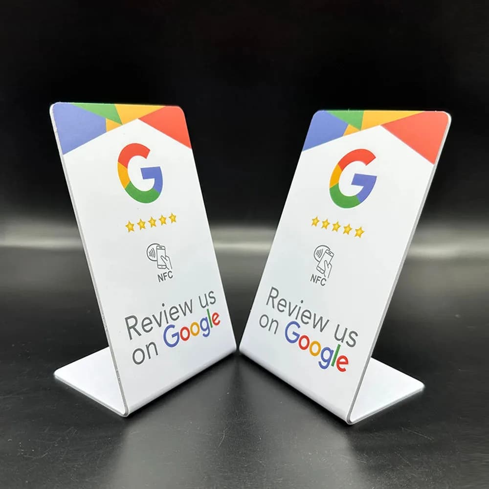 Twee NFC-standaards met "Review us on Google", het product dat je instelt en verkoopt aan lokale zaken